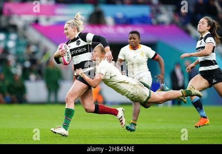 Barbarians' Natasha Hunt (left) tackled by South Africa's Eloise Webb during the Autumn International match at Twickenham Stadium, London. Picture date: Saturday November 27, 2021. See PA story RUGBYU Barbarian Women. Photo credit should read: David Davies/PA Wire. RESTRICTIONS: Use subject to restrictions. Editorial use only, no commercial use without prior consent from rights holder. Stock Photo