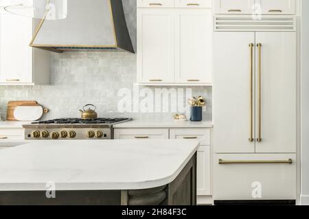 Modern White Kitchen with Shaker Cabinets, Granite Counters, Gray Backsplash, and Modern Appliances Interior Design Stock Photo