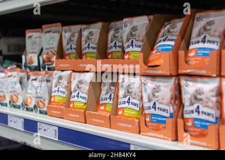 Odessa, Ucraina - 9 novembre 2021: Vetrina con porridge istantaneo di  farina d'avena del marchio Axa. All'interno del supermercato Metro Cash  Carry Foto stock - Alamy