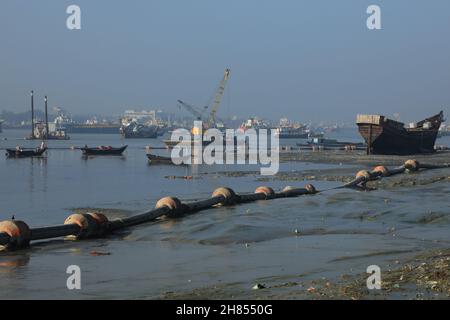 Chittagong, Bangladesh. 17th Nov, 2021. View of the polluted river.The Karnafuli river is in the grip of pollution as factories on both banks and the city's garbage have increased pollution levels in it. (Photo by Md Manik/SOPA Images/Sipa USA) Credit: Sipa USA/Alamy Live News Stock Photo