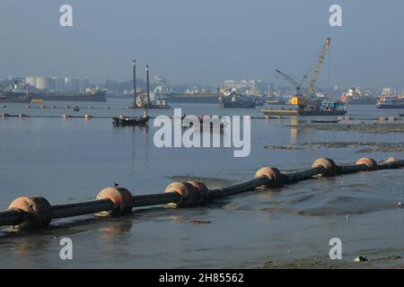 Chittagong, Bangladesh. 17th Nov, 2021. View of the polluted river.The Karnafuli river is in the grip of pollution as factories on both banks and the city's garbage have increased pollution levels in it. (Credit Image: © Md Manik/SOPA Images via ZUMA Press Wire) Stock Photo