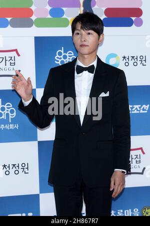 Seoul, South Korea. 26th Nov, 2021. South Korean actor Song Joong-ki, arrived red-carpet for the '42nd Blue Dragon Film Awards' at KBS Hall in Seoul, South Korea on November 26, 2021. (Photo by: Lee Young-ho/Sipa USA) Credit: Sipa USA/Alamy Live News Stock Photo