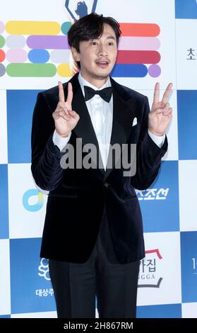 Seoul, South Korea. 26th Nov, 2021. South Korean actor Lee Kwang-soo, arrived red-carpet for the '42nd Blue Dragon Film Awards' at KBS Hall in Seoul, South Korea on November 26, 2021. (Photo by: Lee Young-ho/Sipa USA) Credit: Sipa USA/Alamy Live News Stock Photo