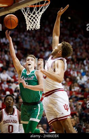 BLOOMINGTON, UNITED STATES - 2021/11/27: Marshall Thundering Herd guard Andrew Taylor (0) plays against Indiana Hoosiers forward Race Thompson (25) during an NCAA basketball game on November 27, 2021 in Bloomington, Ind. IU beat Marshall 90-79. Stock Photo