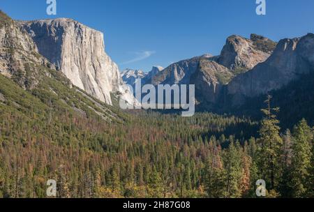 Yosemite National Park, California, USA. View from Tunnel View up Yosemite Valley to the granite cliffs of El Capitan and distant Half Dome, autumn. Stock Photo
