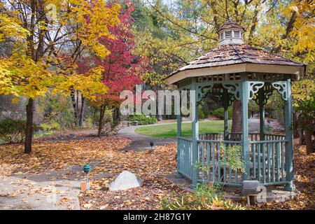 El Portal, California, USA. Gazebo amidst fallen leaves in the gardens of Yosemite Cedar Lodge, a popular motel beside the Merced River, autumn. Stock Photo