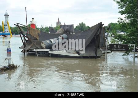 Vienna, Austria. June 6th, 2013. Flood in Vienna. On the night of June 5 to 6, 2013, the Danube in Vienna reached a maximum level of 8.09 meters at the Korneuburg gauge. Port areas and Copa Cagrana flooded. The restaurants located there at the Copa Cagrana and Sunken City were under water Stock Photo