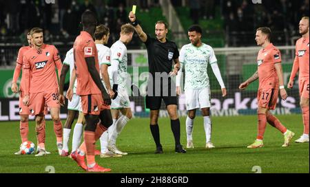 Deutschland, Fuerth, Sportpark Ronhof Thomas Sommer - 27.11.2021 - Fussball, 1.Bundesliga - SpVgg Greuther Fuerth vs. TSG 1899 Hoffenheim  Image: Yellow card for Fuerth.   DFL regulations prohibit any use of photographs as image sequences and or quasi-video Stock Photo