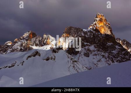 Südtirol, Dolomiten, Alpenpass, eisiger Winter am Alpenpass Passo di Rolle mit dem Gipfel der Cima di Vezzana in Trentino in den Dolomiten in Italien Stock Photo