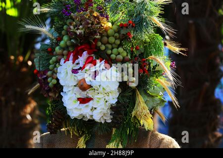 Meran, Kurstadt, Weinfest, Trachtenfest, Trachtenumzug, ein Gesicht aus Blüten und Trauben,. Meran, Südtirol, Dolomiten, Italien Stock Photo