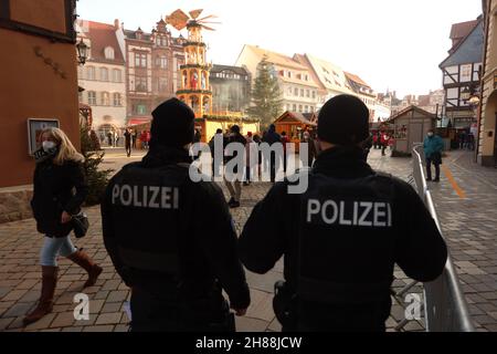 Quedlinburg, Germany. 28th Nov, 2021. Police forces control the Christmas market in the Advent city of Quedlinburg. The Christmas market belongs to a total of two markets under particularly high Corona conditions in the district of Harz have received a permit to open. Credit: Matthias Bein/dpa-Zentralbild/dpa/Alamy Live News Stock Photo