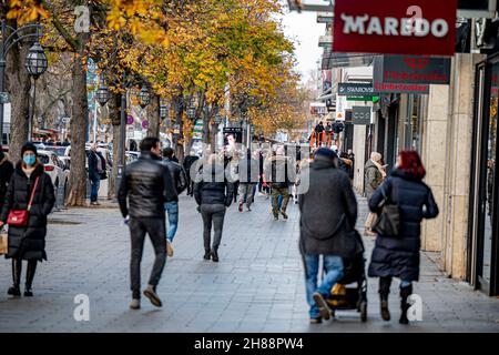 28 November 2021, North Rhine-Westphalia, Duesseldorf: People walk on the Königsalle. It's open Sunday in Düsseldorf today. Photo: Malte Krudewig/dpa Stock Photo