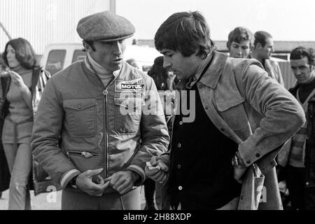 Sir Frank Williams and Dave Brodie in conversation at Mallory Park