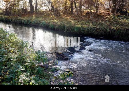 begradigte Erft, grosse Steine im Flussbett zur Senkung der Fliessgeschwindigkeit, Weilerswist, Nordrhein-Westfalen, Deutschland Stock Photo