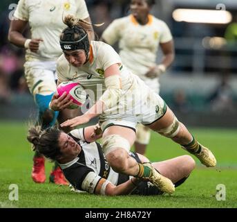 LONDON, ENGLAND - NOVEMBER 27: Barbarians’ Laura Russell tackles Springbok Catha Jacobs during the Women's International Rugby Killik Cup match betwee Stock Photo