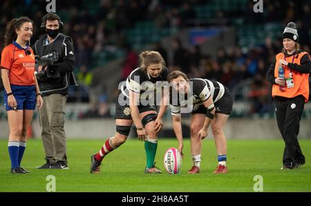 LONDON, ENGLAND - NOVEMBER 27: Barbarians’ Clara Griffin and Katy Daley-McLean getting ready for a conversion during the Women's International Rugby K Stock Photo