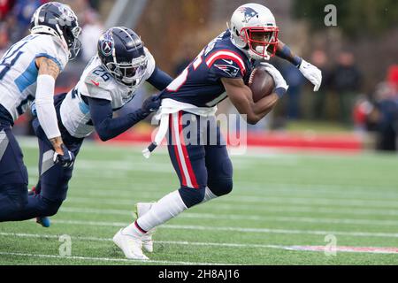 Tennessee Titans cornerback Kristian Fulton (26) ask a selfie for