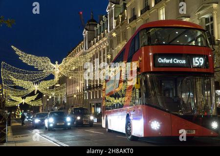 London, UK, 28 November 2021: Christmas shoppers amongst the Christmas lights of Regent Street and Picadilly Circus in the West End of London. Despite concerns about the new variant of coronavirus and the imminent imposition of stricter mask rules in England from Tuesday, the lure of London on a sunny Sunday afternoon was attractive to shoppers hoping to scoop up a bargain from the Black Friday offers still running. Anna Watson/Alamy Live News Stock Photo