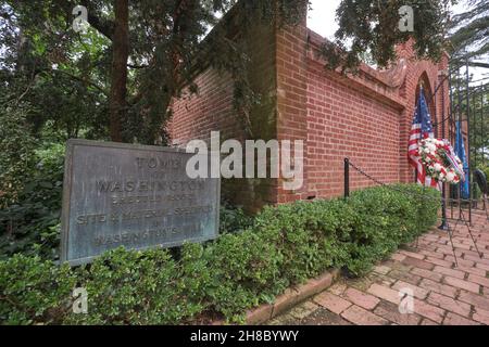 The sign for the burial, tomb location on the property. At President George Washington's estate home, Mount Vernon, in Virginia near Washington DC. Stock Photo