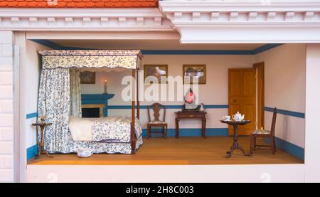 A four poster, canopy bed in a bedroom in a doll house, scale model of the house. At President George Washington's estate home, Mount Vernon, in Virgi Stock Photo