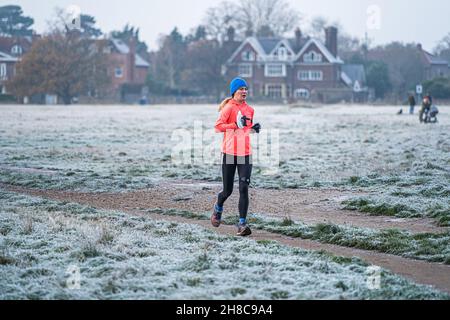 WIMBLEDON LONDON,UK. 29 November 2021.  A  female jogger running on Wimbledon Common  covered in frost on a cold morning with temperatures reaching 3celsius. Credit: amer ghazzal/Alamy Live News Stock Photo