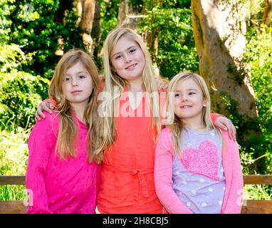 Villa La Angostura, Argentinien. 22nd Dec, 2014. Prinzessin Amalia, Prinzessin Alexia und Prinzessin Ariane von Holland pose for the media before their Christmas Holidays at Bosque de Arrayanes, in the national park los Arrayanes (on the peninsula at Villa La Angostura) *** Local Caption *** 00315797 Credit: dpa/Alamy Live News Stock Photo