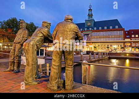 statues Delftspucker at Ratsdelft in front of Ostfriesisches Landesmuseum in the evening, Germany, Lower Saxony, East Frisia, Emden Stock Photo