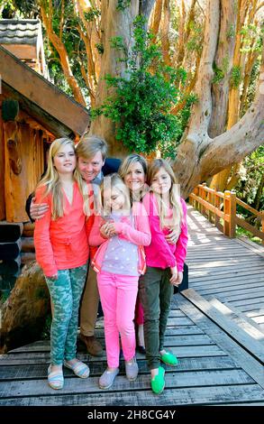 Villa La Angostura, Argentinien. 22nd Dec, 2014. Knig Willem-Alexander von Holland, Knigin Maxima, Prinzessin Amalia, Prinzessin Alexia und Prinzessin Ariane von Holland pose for the media before their Christmas Holidays at Bosque de Arrayanes, in the national park los Arrayanes (on the peninsula at Villa La Angostura) Familie Familienfoto *** Local Caption *** 00315789 Credit: dpa/Alamy Live News Stock Photo