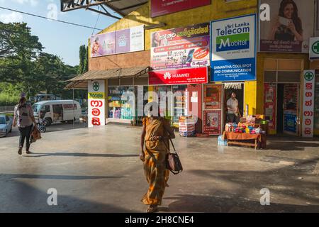 Sri Lanka, province du centre, Centrale Province, Central Province, Dambulla, ville, Staadt, town, station de bus, Bushaltestelle, bus stop, magasin, Stock Photo