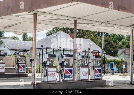 Waynesboro, Ga USA - 07 01 21: Old vintage gas station closed abandoned Stock Photo