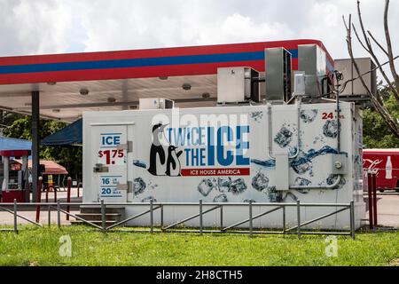 Waynesboro, Ga USA - 07 01 21: Twice the Ice vending building machine Stock Photo