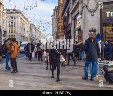 London, UK. 29th November 2021. People wearing face masks on Oxford Street. Coronavirus restrictions have been reintroduced in the UK, with mandatory face masks in shops and on public transport, to help stop the spread of the new Omicron variant. People who refuse to wear masks face a fine of £200. Credit: Vuk Valcic / Alamy Live News Stock Photo