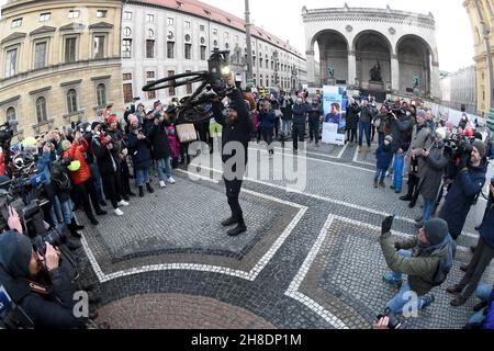 Munich, Germany. 29th Nov, 2021. German extreme athlete Jonas Deichmann lifts his bike into the air at Odeonsplatz at the finish of his triathlon around the world. He cycled the last leg from Portugal to Munich. He started in Munich on 26 September 2020, where he has now completed his journey. Credit: Felix Hörhager/dpa/Ģ����ý Live News Stock Photo