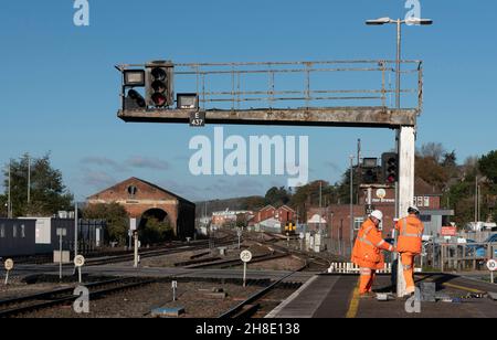 Exeter, Devon, England, UK. 2021.  Rail engineers working on a signal gantry on a platform at Exeter St Station, Devon, UK Stock Photo