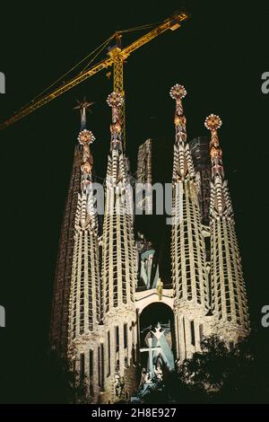 Barcelona, Spain. 29th Nov, 2021. The new giant crystal star on top of the Virgin Mary's Spire of the Basilica 'La Sagrada Familia'. Due to the Corona-Virus crisis the date of completion has been postponed and there will no new date announced until 2024, when the works will hopefully again at the pace of 2019. Credit: Matthias Oesterle/Alamy Live News Stock Photo