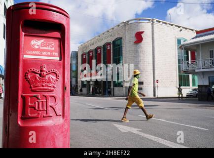 A man walks past a post box which still bears the royal cypher of Queen Elizabeth II in Bridgetown, Barbados. At midnight on November 29, 2021, Barbados will officially become a republic in Bridgetown, Barbados. Picture date: Monday November 29, 2021. Stock Photo