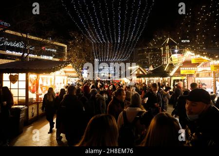 Der 38. Weihnachtsmarkt am Breitscheidplatz verbreitet mitten in der pulsierenden City-West gemütliche Weihnachtsstimmung.Berlin, 28.11.2021 Stock Photo