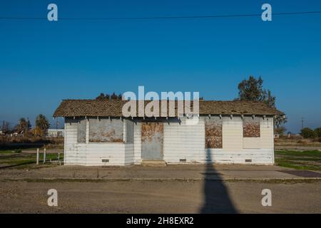 A boarded up, abandoned farmhouse in the Central Valley of California. Stock Photo