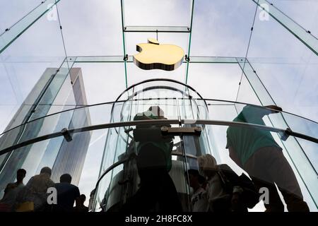 NEW YORK CITY - JUNE 29, 2014: Entry of Apple store in New York City - 767 5th Avenue Stock Photo