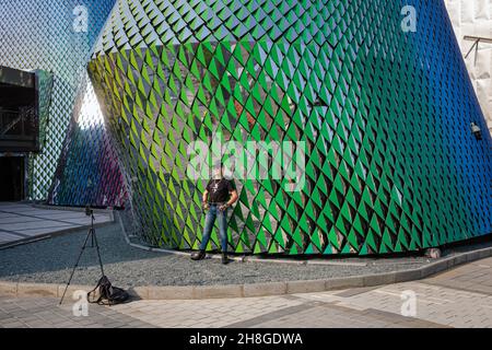 A visitor using a tripod to take a selfie outside the Pakistan Pavilion, Expo 2020, Dubai, November 2021 Stock Photo