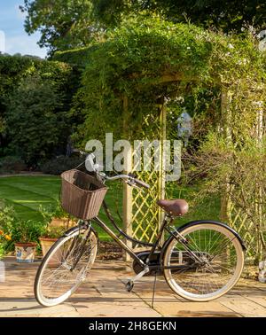 Ladies dutch bicycle with basket new arrivals