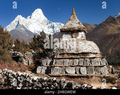 Stupa near Pangboche village with mount Ama Dablam - way to mount Everest base camp - Khumbu valley - Nepal Stock Photo