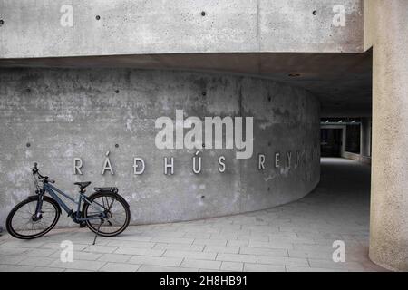 Reykjavik, Iceland. 08th Sep, 2021. A bicycle stands next to the entrance to the city hall in downtown Reykjavik. Credit: Christian Charisius/dpa/Alamy Live News Stock Photo