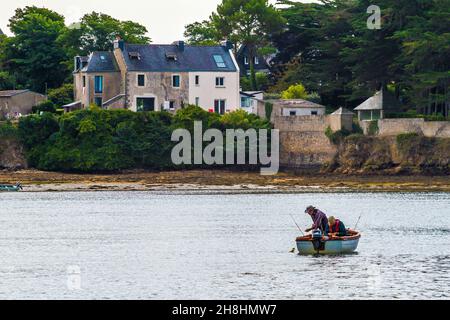 France, Morbihan (56), Ria d'Etel, Pêcheurs dans une barque sur la rivière d'Etel Stock Photo