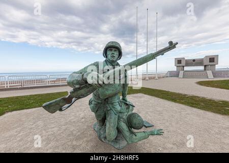 France, Calvados (14), Vierville-sur-Mer, Omaha beach, Normandy landing beach of June 6, 1944, statue representing two American soldiers, offered in 2014 by the 116th American infantry regiment foundation, during celebrations of the 70th anniversary of the D-Day landings and the Battle of Normandy Stock Photo