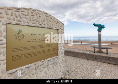 France, Calvados (14), Vierville-sur-Mer, Omaha beach, beach of the Normandy landings of June 6, 1944, commemorative plaque in honor of the soldiers of the Royal Air Force Stock Photo