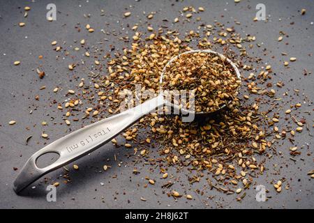 Za'atar Spice Blend in a Tablespoon: A traditional Middle Eastern spice blend in a measuring spoon Stock Photo