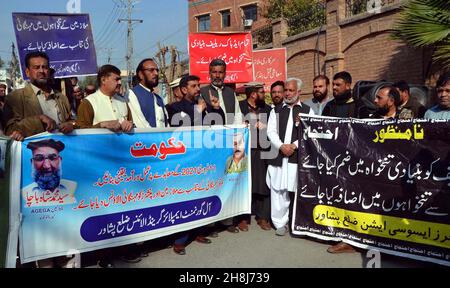 Hyderabad, Pakistan, November 30, 2021. Members of All Government Employees Grand Alliance are holding protest demonstration against price hike of essential commodities, at Peshawar press club on Tuesday, November 30, 2021. Stock Photo