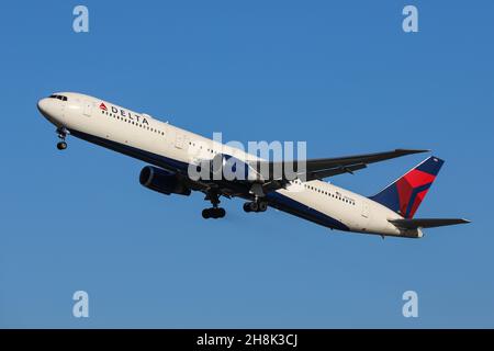 A Boeing 767 operated by Delta Air Lines departs from London Heathrow Airport Stock Photo