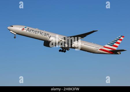A Boeing 777 operated by American Airlines departs from London Heathrow Airport Stock Photo